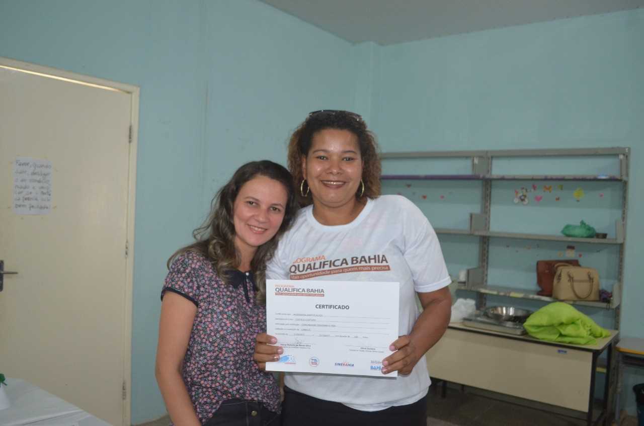 Prefeitura de Camacã entrega Certificado a Concluintes do Curso de Corte de Costura